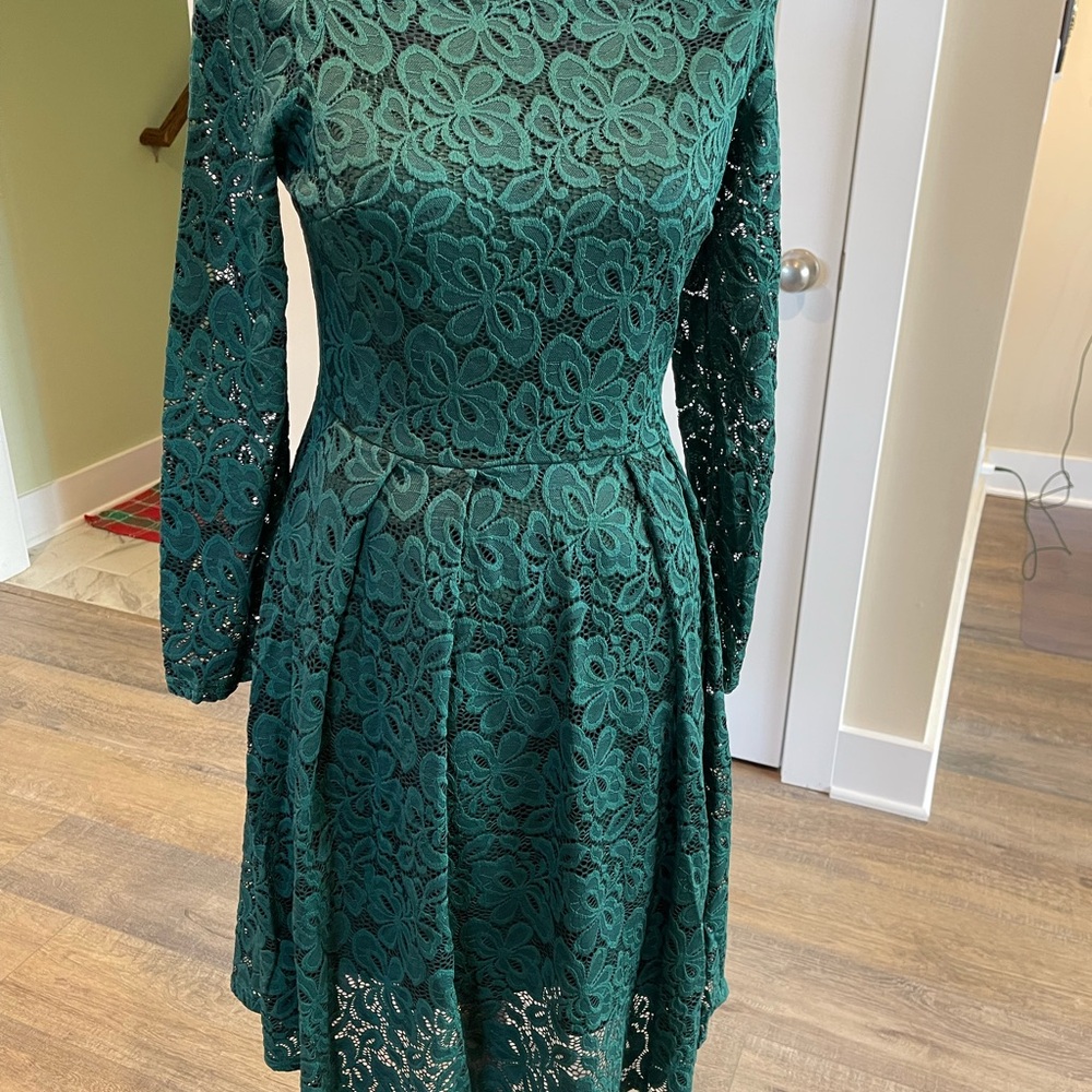 Chic Long Sleeve Lace Dress in Forest Green